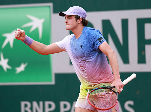 室外网球场地面材料选择与施工规范