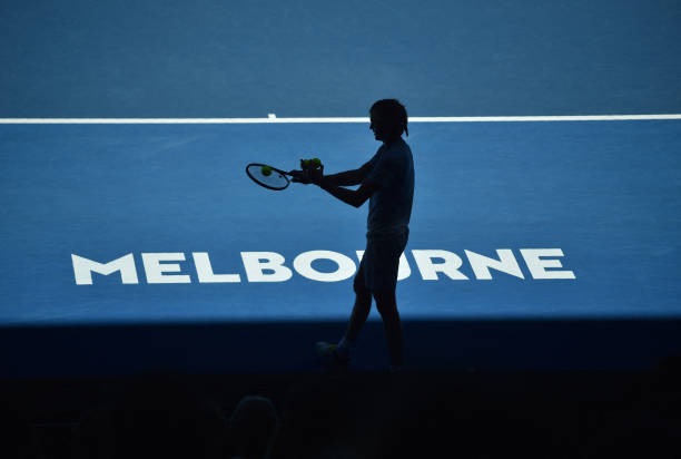 下旋球落地反弹的科学:理解向上跳与向前冲的条件