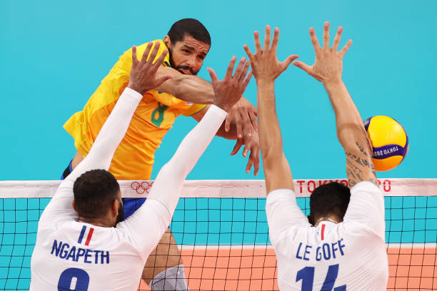 初学者必看：排球比赛中常见的几种发球姿势