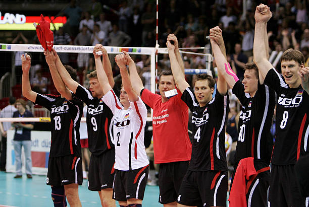 如何准确判定触网击球是否犯规？