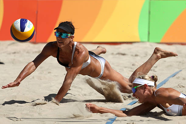 排球手势技巧图解:传球、垫球与拦网的正确姿势