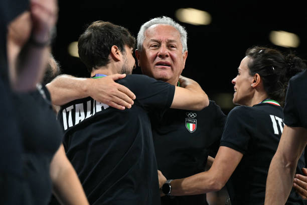 冯坤担任队长期间，中国女排的队友们都有谁？