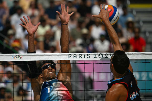 排球规则解析：发球后场上队员的站位与轮转要求