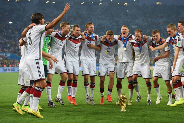 为什么生命之巅成为2002年世界杯最难忘的主题曲？