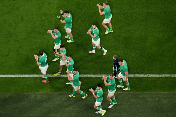 西班牙球迷如何在世界杯比赛中演唱没有歌词的国歌